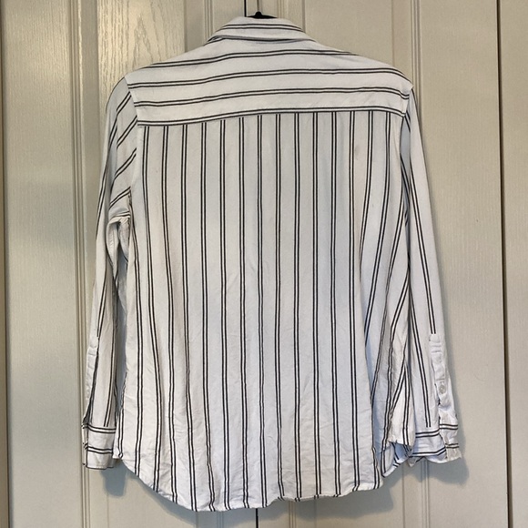 EUC Tahari long sleeve vertical striped button up blouse/shirt. Size large. - Picture 5 of 7